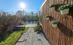 Het Witte Chalet Aan Het Water Van Monumentaal Fort